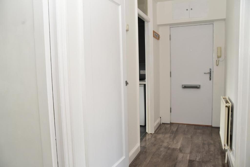 Bright And Spacious 2 Bedroom Apartment Саттон Экстерьер фото