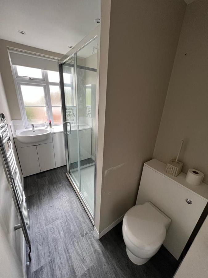 Bright And Spacious 2 Bedroom Apartment Саттон Экстерьер фото
